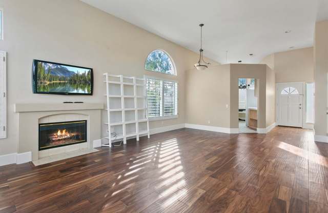 Wonderful Two Bedroom Marina Hills Home! Gallery 4