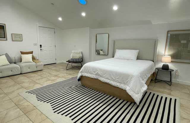 PRIVATE , FURNISHED Beverly Hills Studio Back House ! All utilities included photos photos