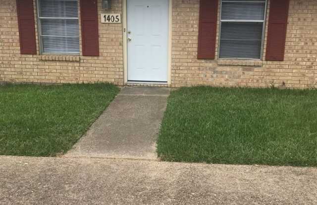 TWO BEDROOM DUPLEX WITH FENCED BACK YARD AVAILABLE 7/27/2026. photos photos