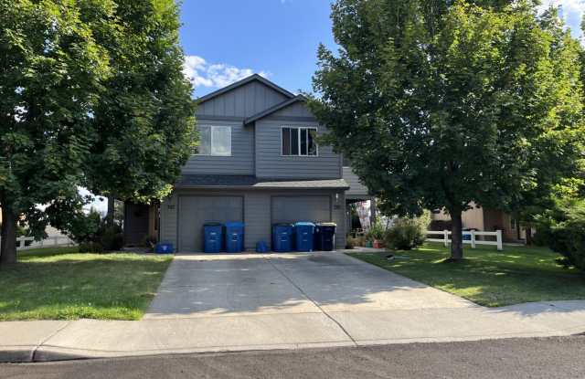 Large 3 bedroom, 2.5 bath, 1 car garage, fenced back yard townhome recently remodeled photos photos