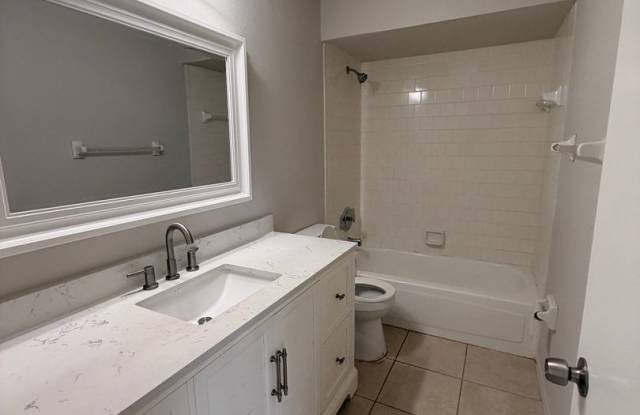 2/2 Bedroom house with 1 car garage and fenced yard. Gallery 4