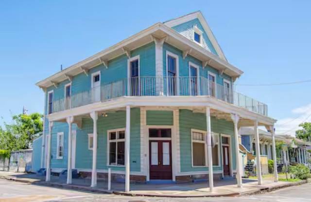 Historic, Renovated 3BR with Wrap-Around Balcony Near St. Charles photos photos