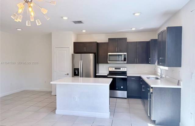 2418 SE 10th Ct photos photos