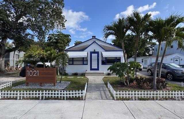1021 NE 33rd St photos photos