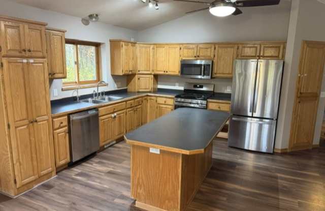 Large 4 bedroom house in country setting. Gallery 4