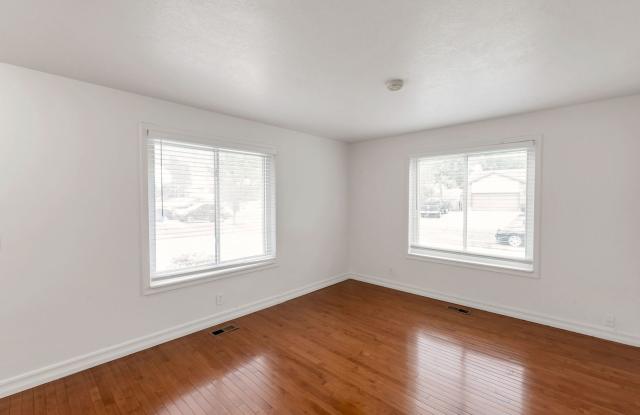 Beautiful & Spacious Brick Rambler in East Sandy! Gallery 3