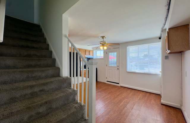 Charming 3BD/1BA Townhome in Yale Heights Home - Fenced Backyard! Gallery 4