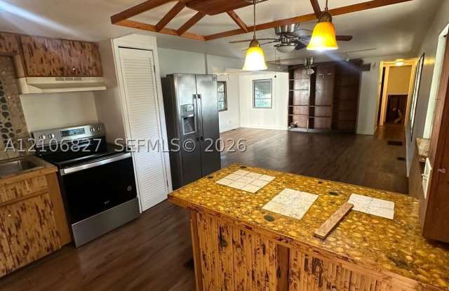 1590 SW 65th Ter Gallery 3