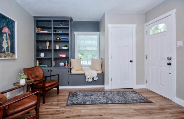 Remodeled Detached Cottage with Fenced Yard! Pet Friendly! Gallery 4