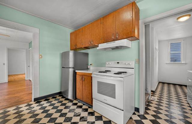 Limited-Time Offer: $25 Application Fee, Apply Today! 5-bedroom, 2 bath home available in York neighborhood! Gallery 4