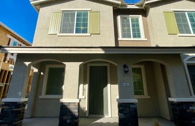 LOVELY TOWNHOUSE FOR RENT - GATED 3 BED 3 BATH + 2 CAR GARAGE w/ LOFT photos photos