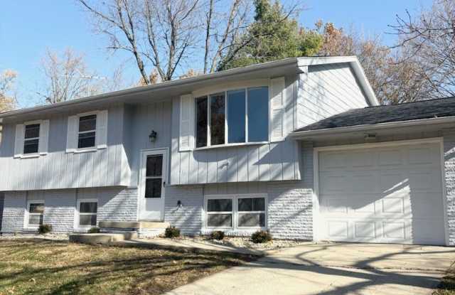 Split Level 4 Bedroom - 114 Ginger Creek Court, Bloomington, IL 61704