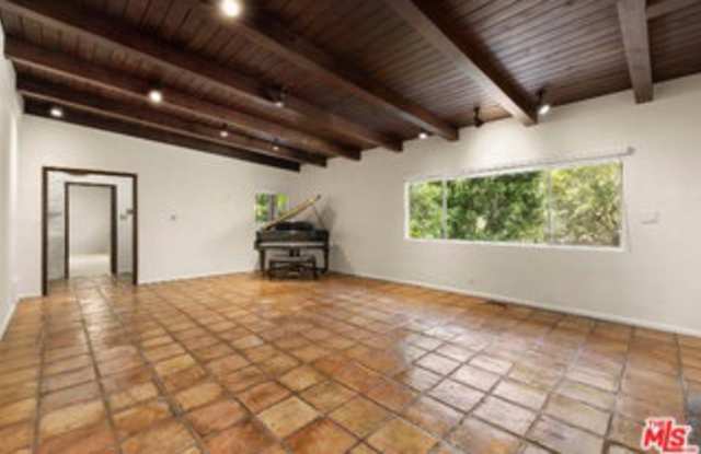 2370 Nichols Canyon Road Gallery 4