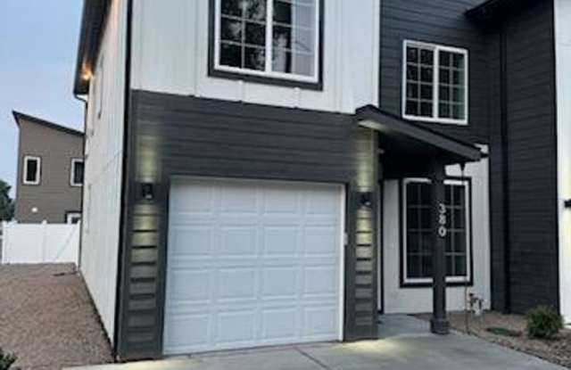 Brand New 3 bed, 2.5 bath PLUS a garage townhomes in Mountain Home - 11 minutes to AFB photos photos