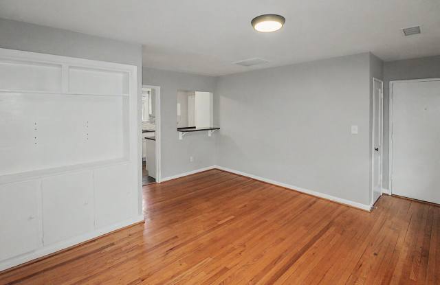Charming Top-Floor 2-Bedroom Condo in Selwyn Village! Gallery 4