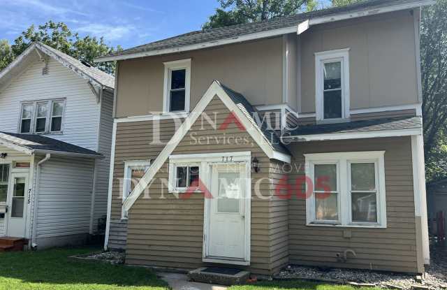Upper Level 1 Bedroom, 1 Bathroom Apartment Downtown - 717 West 16th Street, Sioux Falls, SD 57104