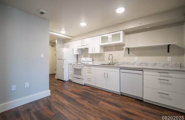 $2400 / 1 Bed  / 1 Bath / 1 Parking IN KAKAAKO Gallery 4