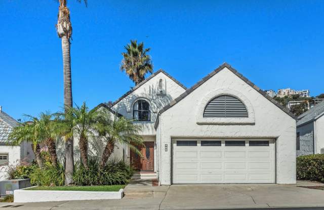 Coastal San Clemente Gem overlooking golf course Gallery 3