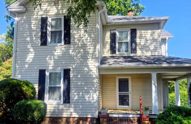 4 bedroom house less than a mile from UNCG Gallery 1