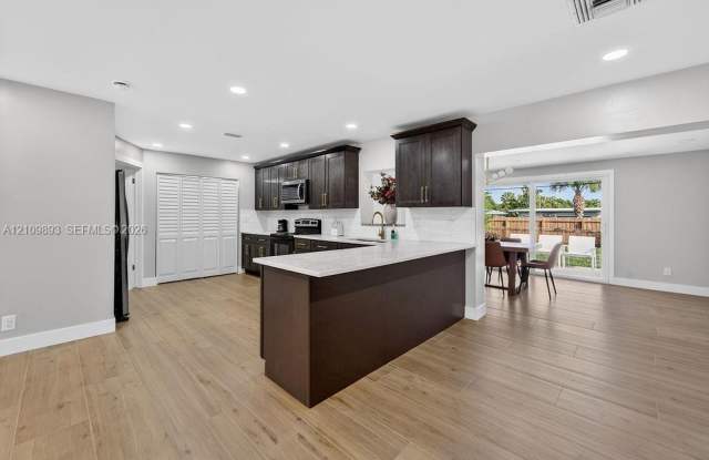 712 Tradewind Drive, North Palm Beach, FL 33408 - 4126 Gallery 1