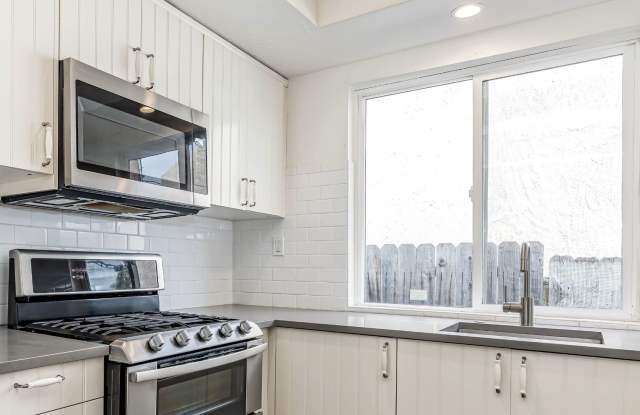 Cozy 2 bedroom, 1 bathroom bungalow with prime Huntington Beach location Gallery 1