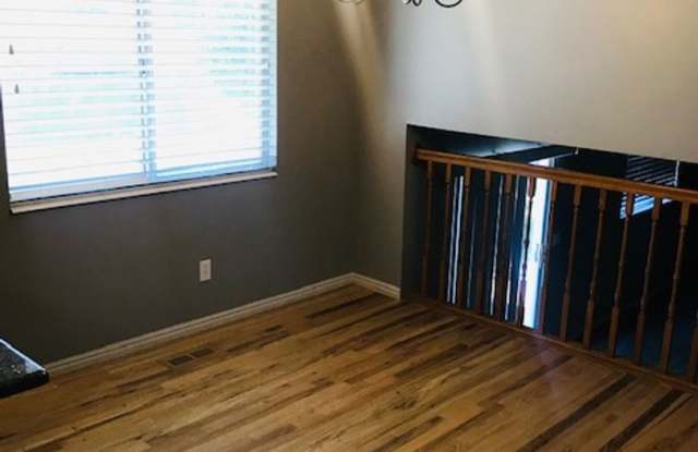 Beautiful home with fenced backyard Gallery 3