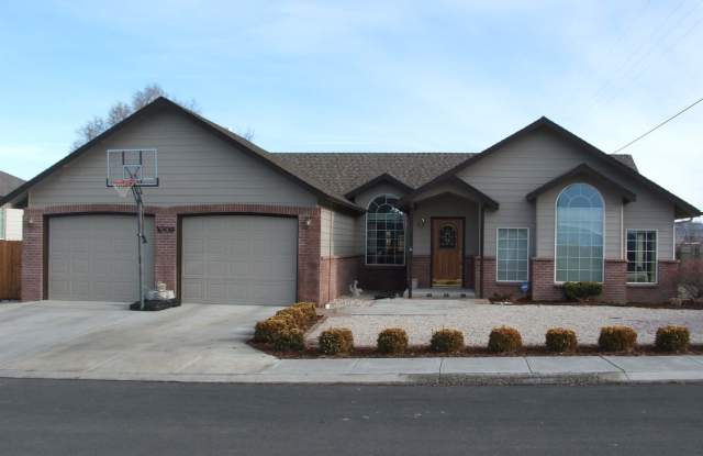 *Rent Reduced for a Limited Time* - 1009 Northwest Eagle Court, Madras, OR 97741