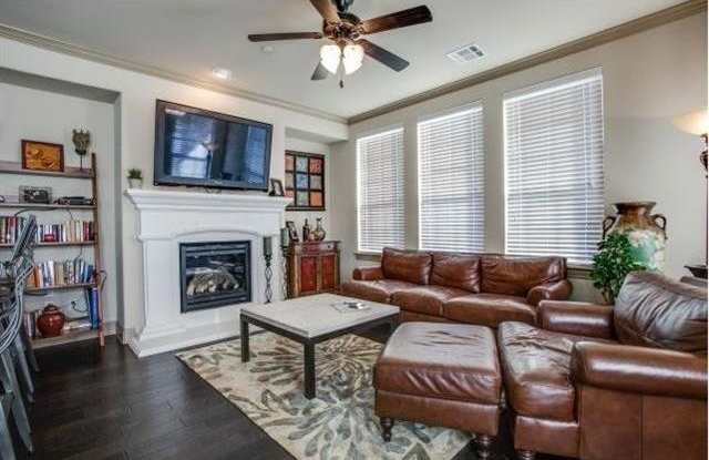 7915 Parkwood Boulevard Gallery 3