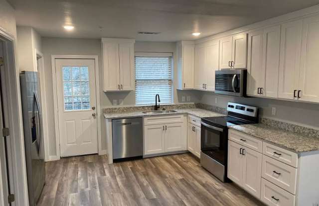 3BD / 2.5BA Completely Remodeled Townhome W/ Garage, Minutes From UofA Campus Gallery 3