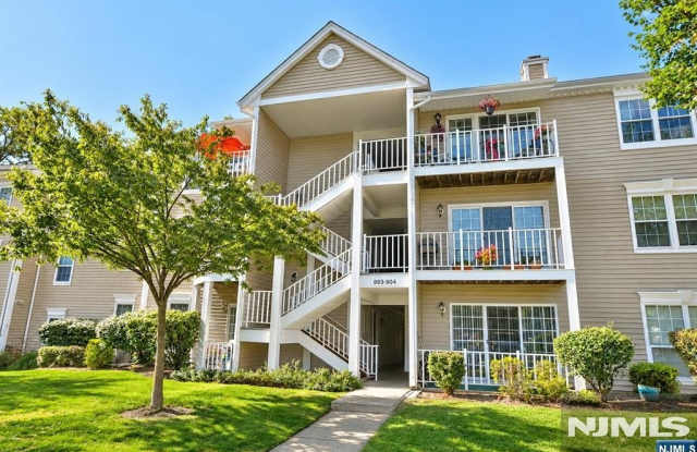 898 Tuliptree Court Gallery 1