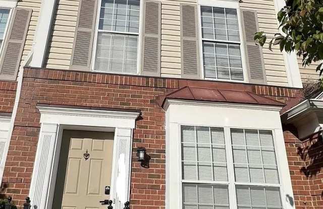 46930 COURTYARD Square Gallery 1