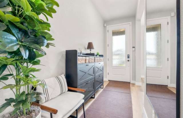 Charming 3BR 2BATH House in Commerce City Gallery 4