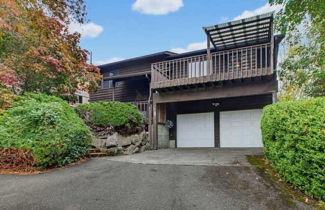 White Center Home with 2 Bedrooms and a Bonus Flex Room Gallery 1