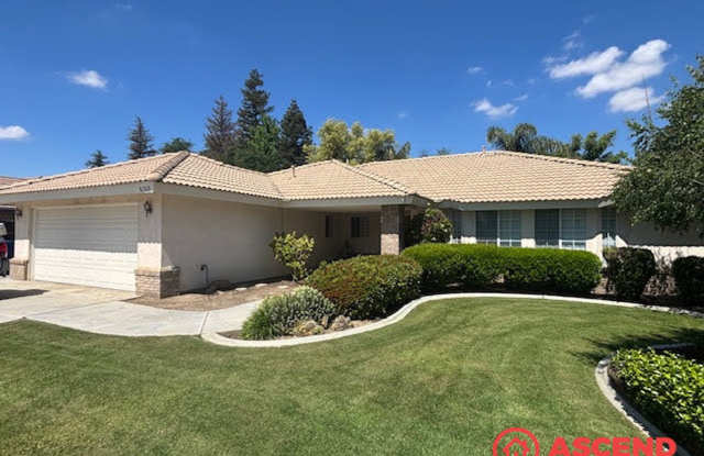 Spacious 3 Bed / 2 Bath with Fireplace, Garage & Gardener Included photos photos