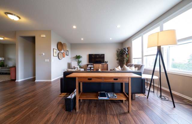 5585 Queensland Ln. N. Gallery 4