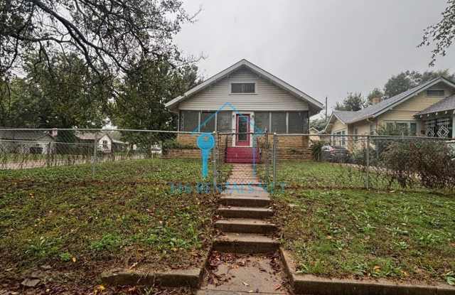 Three bed one bath house available NOW! Gallery 1