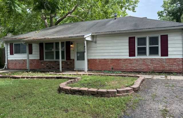 3BR/1BA with overside detached garage ready for you! photos photos