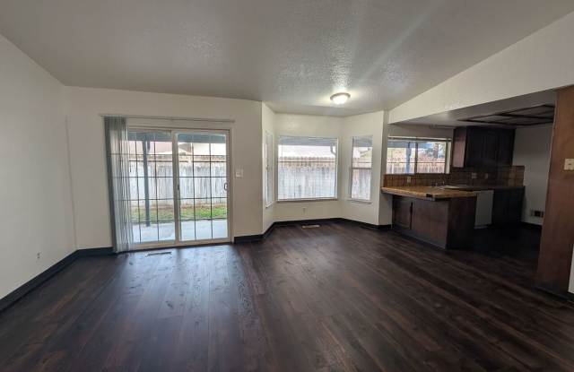 Charming 3-Bed, 2-Bath Home with Open Concept Gallery 4