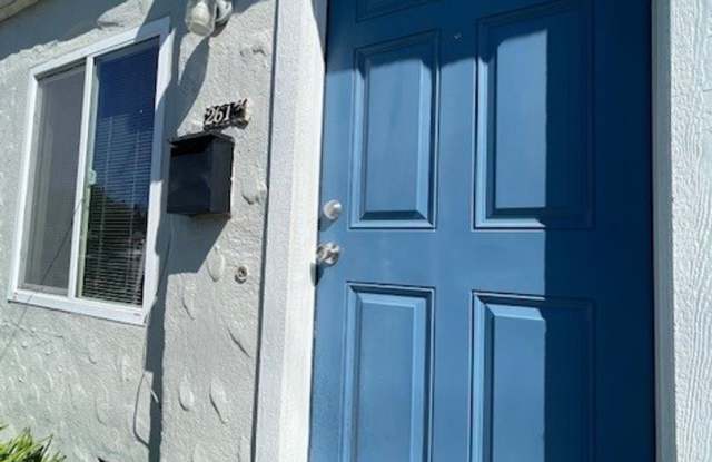 Quaint Studio, Freshly Painted, with modern fixtures, with front and back entrance, photos photos