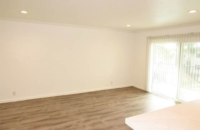 Spacious and Extensively Upgraded 1 Bedroom 1 Bath Condo in Fullerton Gallery 4
