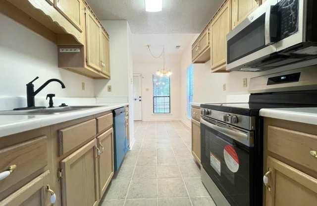 Townhouse close to everything!! new appliances Gallery 4