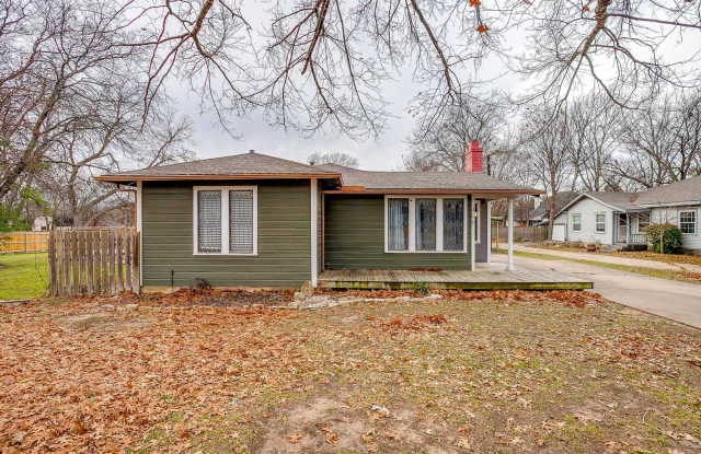 Amazing Historic 1940's Home in Original Cleburne- 4 Bed- 3 Bath w/ Multiple Living Areas- 76033 photos photos