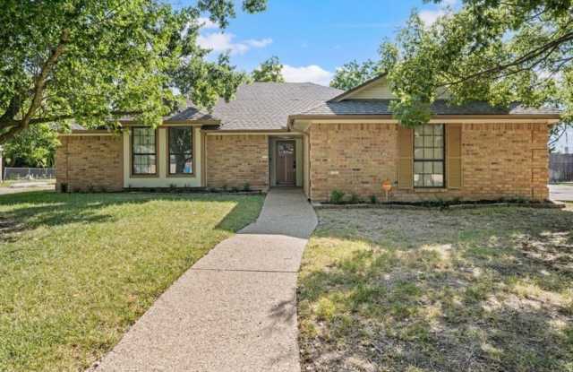 Great 3 Bedroom 2 Bath Home in Midway ISD with huge yard! Gallery 1