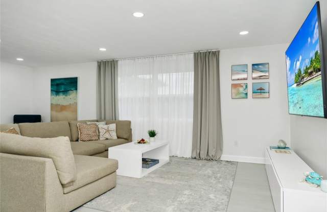363 HARBOR DR Gallery 3
