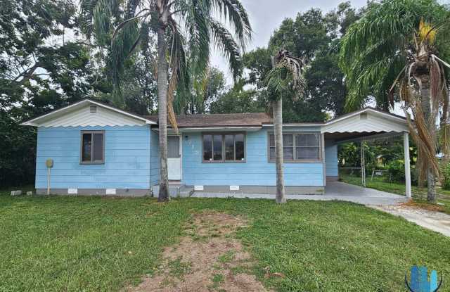 2 Bed | 1 Bath Home Available for Rent in Lakeland with BONUS DEN ! *Move-in Special* Gallery 1