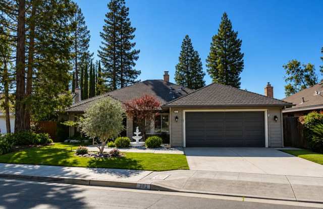 Bright & Updated 3 Bed/2.5 Bath Home in Woodward Lake – Pet Friendly with Pool! Gallery 1