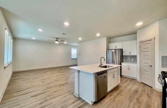 Spacious - Like New - 4 Bedrooms - Versatile! Gallery 4