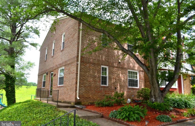 9926 LAKEPOINTE COURT - 9926 Lakepointe Ct, Kings Park West, VA 22015