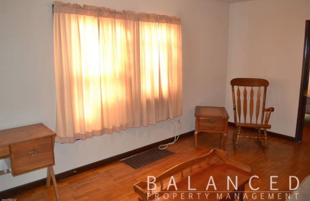 216 SE 9th St Apt 3 - 216 SE 9th St, Topeka, KS 66612
