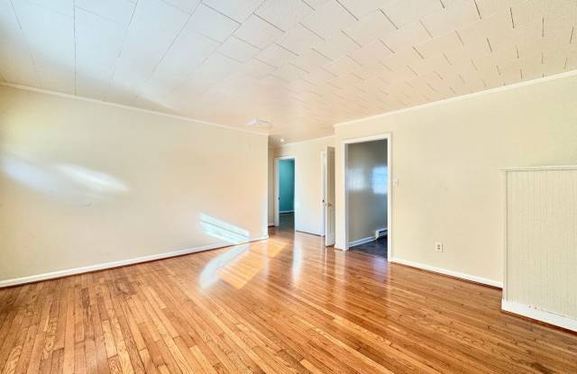 Charming 2-Bedroom Duplex! Gallery 4